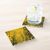 Schwarze und gelbe Farbspritzer Glasuntersetzer (Schrägansicht)