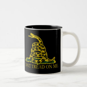 Schwarze und gelbe Gadsden-Flagge, treten nicht Zweifarbige Tasse