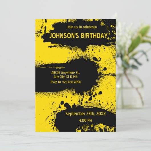 SCHWARZE UND GELBE GRUNDTEXTURE EINLADUNG (Stehend Vorderseite)