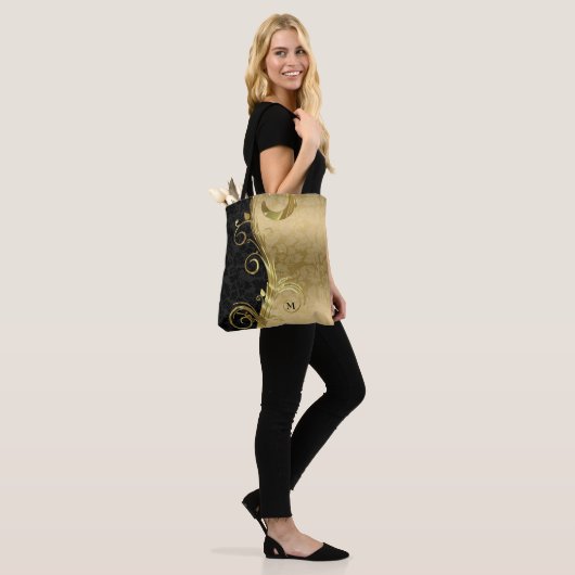 Schwarze und goldene Blütenmatte und Goldrausch Tasche (Am Model)