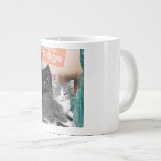 Schwarze und graue Kätzchen-Schale 2016 Jumbo-Tasse (Vorderseite Rechts)