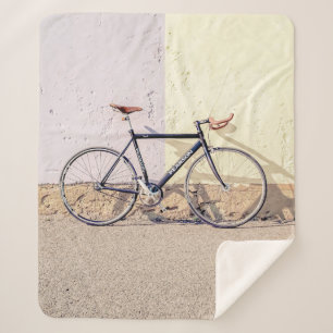 SCHWARZE UND GRAUE STADTFAHRRADFAHREN AUF DER WEIS SHERPADECKE