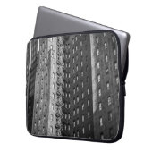 SCHWARZE UND GRAUKONKRETE GEBÄUDE LAPTOPSCHUTZHÜLLE (Vorderseite Links)