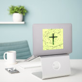 SCHWARZE UND GRÜNE KREUZEN MIT MARKE AUFKLEBER (Laptop auf Schreibtisch)