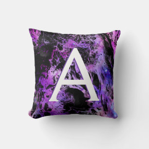 Schwarze und lila Galaxie hat mit Monogramm Kissen