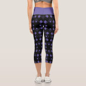 Schwarze und Lila Random Harlequin-Formen Capri Leggings (Rückseite)