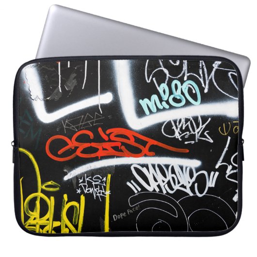 Schwarze und mehrfarbige Graffiti-Kunst Laptopschutzhülle (Vorderseite)