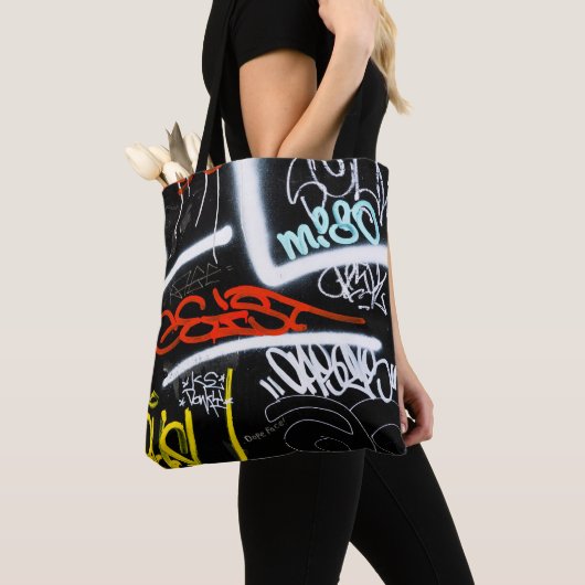 Schwarze und mehrfarbige Graffiti-Kunst Tasche (Von Nahem)