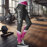 Schwarze und rosa bläserweiße Streifen und Name Leggings<br><div class="desc">Diese modernen,  schwarzen Workout-Leggings zeichnen sich durch ein elegantes und zartes,  weißes Blumendesign auf einem dunklen magentafarbenen Hintergrund auf Knöcheln und Kälbern sowie durch einen fuchsienartigen Streifen auf dem Bund aus. Einfach anpassbar,  indem Sie auf beiden Seiten Ihren Namen auf einem kalligraphisch weißen Schriftart hinzufügen.</div>