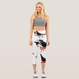 Schwarze und rote luftige Vögel Capri Leggings