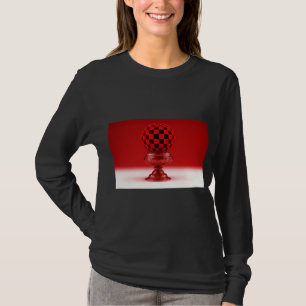 Schwarze und rote Mandy-Kugel auf metallischer Ros T-Shirt