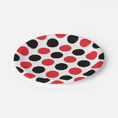 Schwarze und rote Polka-Punkte Pappteller (Schrägansicht)