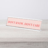 Schwarze und sarkastische Redewendungen in Rot und Schreibtischnamensplakette (Vorderseite )