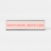 Schwarze und sarkastische Redewendungen in Rot und Schreibtischnamensplakette (Vorderseite )