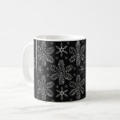Schwarze und Silberschneeflocken Weihnachts-Tasse Kaffeetasse (Vorderseite Links)