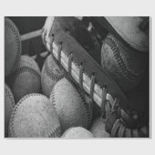 Schwarze und weiße Baseballs und Handschuhe Geschenkpapier (Flach)