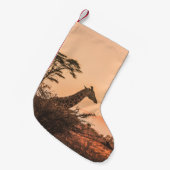 SCHWARZE UND WEISSE GIRAFFE AUF BROWN GRASS FELD KLEINER WEIHNACHTSSTRUMPF (Vorderansicht (hängend))