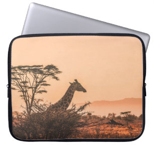 SCHWARZE UND WEISSE GIRAFFE AUF BROWN GRASS FELD LAPTOPSCHUTZHÜLLE