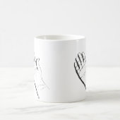 schwarze und weiße Hand auf Kaffeetasse (Mittel)