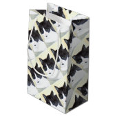 Schwarze und weiße Katze Kleine Geschenktüte (Rückseite Schrägansicht)