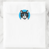Schwarze und weiße Katze mit blauen Augen Runder Aufkleber (Tasche)
