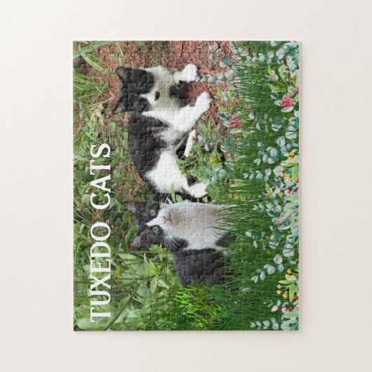 Schwarze und weiße Katzen im Blumengarten Puzzle (Vertikal)