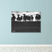 Schwarze und weiße Kühe am Zaun Leinwanddruck (Insitu (Holzboden))