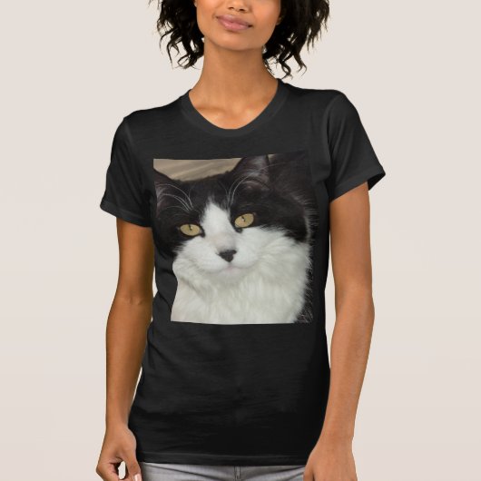 Schwarze und weiße, langhaarige Katze T-Shirt (Vorderseite)