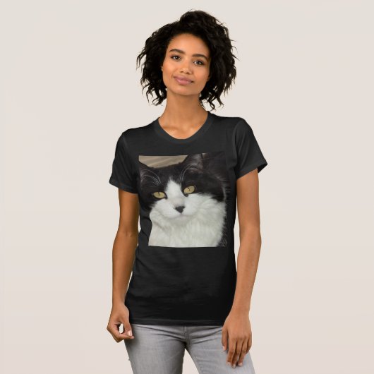 Schwarze und weiße, langhaarige Katze T-Shirt (Vorne ganz)