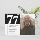 Schwarze und Weiße Männer 77. Geburtstag Einladung (Stehend Vorderseite)