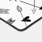 Schwarze und weiße Pfeile und Herzen Schreibtischunterlage (Ecke)