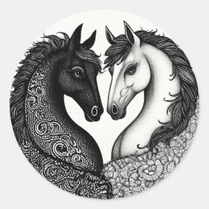 Schwarze und Weiße Pferde 🐴 Elegantes Equine-Duo- Runder Aufkleber