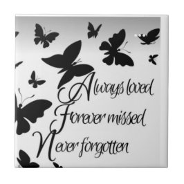 SCHWARZE UND WEISSE SCHEIBE AUF DER KERAMIK FLIESE