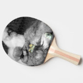 Schwarze und weiße Silkie-Hühner mit gelben Hühner Tischtennis Schläger (Seitenansicht)