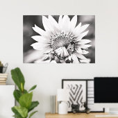 Schwarze und weiße Sonnenblumen und Bienen Poster (Heimbüro)