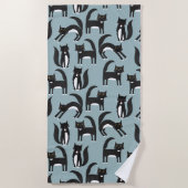 Schwarze und weiße Tuxedo Katzen Strandtuch (Vorderseite)