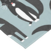 Schwarze und weiße Tuxedo Katzen Tischdecke (Schrägansicht)