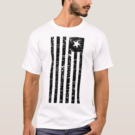 SCHWARZE UND WEISSE VERTEILTE PATRIOT FLAG T-Shirt (Vorderseite)
