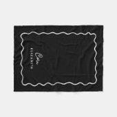 Schwarze und weiße wellige Border Monogramm Fleecedecke (Vorderseite (Horizontal))