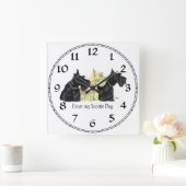Schwarze und Wheaten Scotties Quadratische Wanduhr (Zuhause)