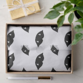 Schwarze Vampire Lippen und Zähne auf weißem Deko Seidenpapier (Geschenk)