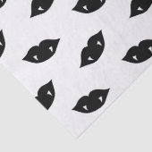 Schwarze Vampire Lippen und Zähne auf weißem Deko Seidenpapier (Detail)
