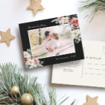 Schwarze Verheiratete und Merry-Foto-Postkarte Postkarte<br><div class="desc">Feiern Sie diese festliche Saison mit unserer eleganten Verheirateten und fröhlichen Foto Postcard. Diese handbemalten Postkarten zeigen eine erlesene Mischung aus cremefarbenen Blume, roten Beeren und grünen Botanicals, die alle mit einem rot, dunkelgrün oder schwarzen Hintergrund Set tragen. Ideal für diejenigen, die die Schönheit der Handwerkskunst mit einer rustikalen boho...</div>