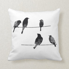 Schwarze Vögel auf Draht getragen Aussehen Kissen
