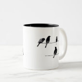 Schwarze Vögel auf Draht getragen Aussehen Zweifarbige Tasse (VorderseiteRechts)