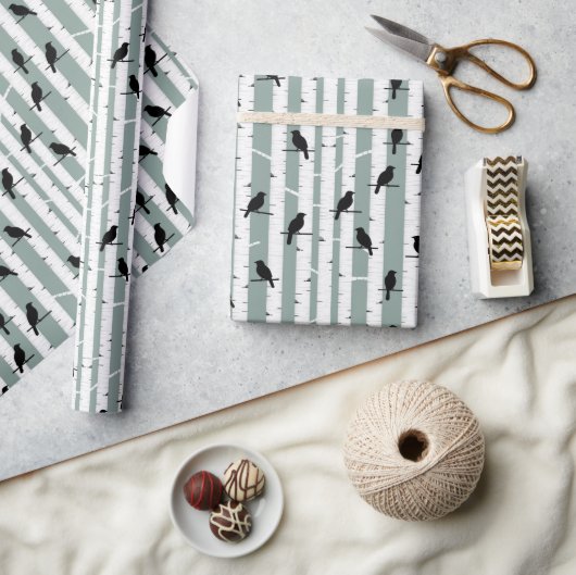 Schwarze Vögel auf einem Baumstamm Wrapping Paper Geschenkpapier (Kunsthandwerk)