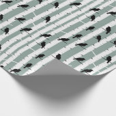 Schwarze Vögel auf einem Baumstamm Wrapping Paper Geschenkpapier (Ecke)