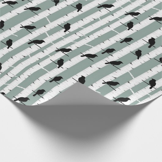 Schwarze Vögel auf einem Baumstamm Wrapping Paper Geschenkpapier (Ecke)