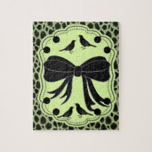 Schwarze Vögel beugen grünes Puzzle