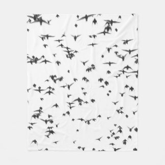 SCHWARZE VÖGEL, DIE AUF DEM HIMMEL FLIEGEN FLEECEDECKE